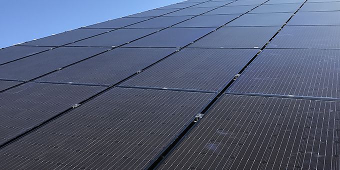 Se pueden instalar paneles solares en un techo de metal? Todo lo que  necesitas saber - SunVena Solar